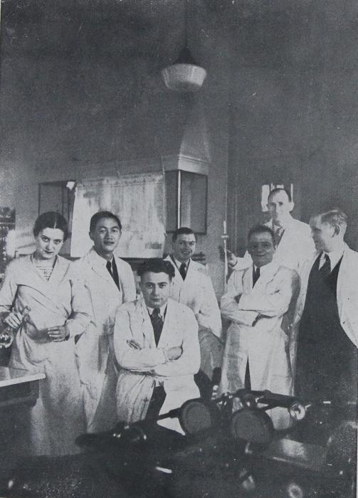 朱梅(左二)在巴斯德学院酿造实验室留影。