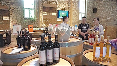 <p><p>　　酒庄工作人员向游客介绍葡萄酒产品。</p><p>　　