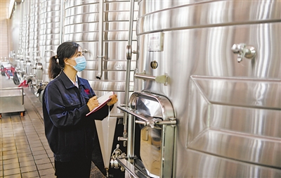 <p>　　马娟在发酵车间记录数据。和刘莉一样，她也是闽宁镇的“白麦苗”。</p><p>　　